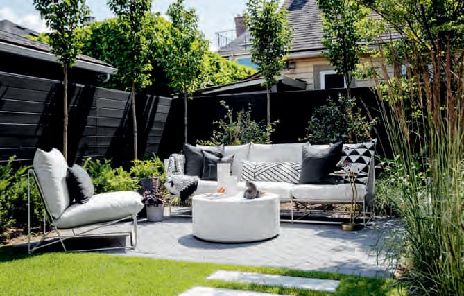 Une magnifique cour urbaine en noir et blanc