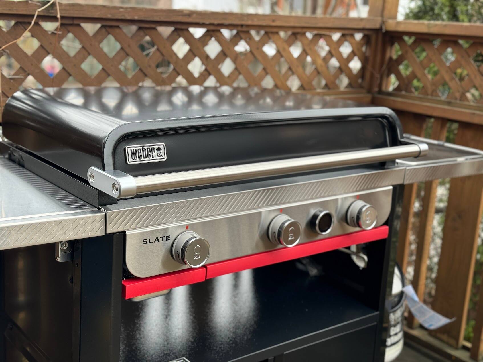 La Weber Slate 30 est dotée d’un couvercle protecteur, une caractéristique qui manque souvent à l’appel avec les planchas.