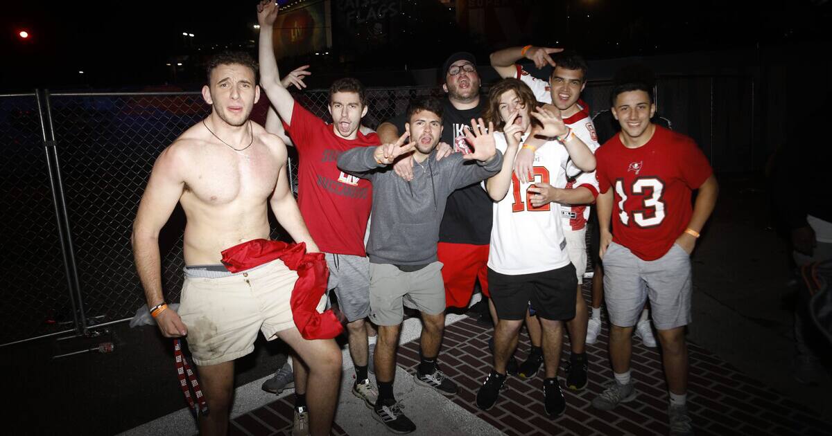 Des partisans des Bucs célèbrent sans masque