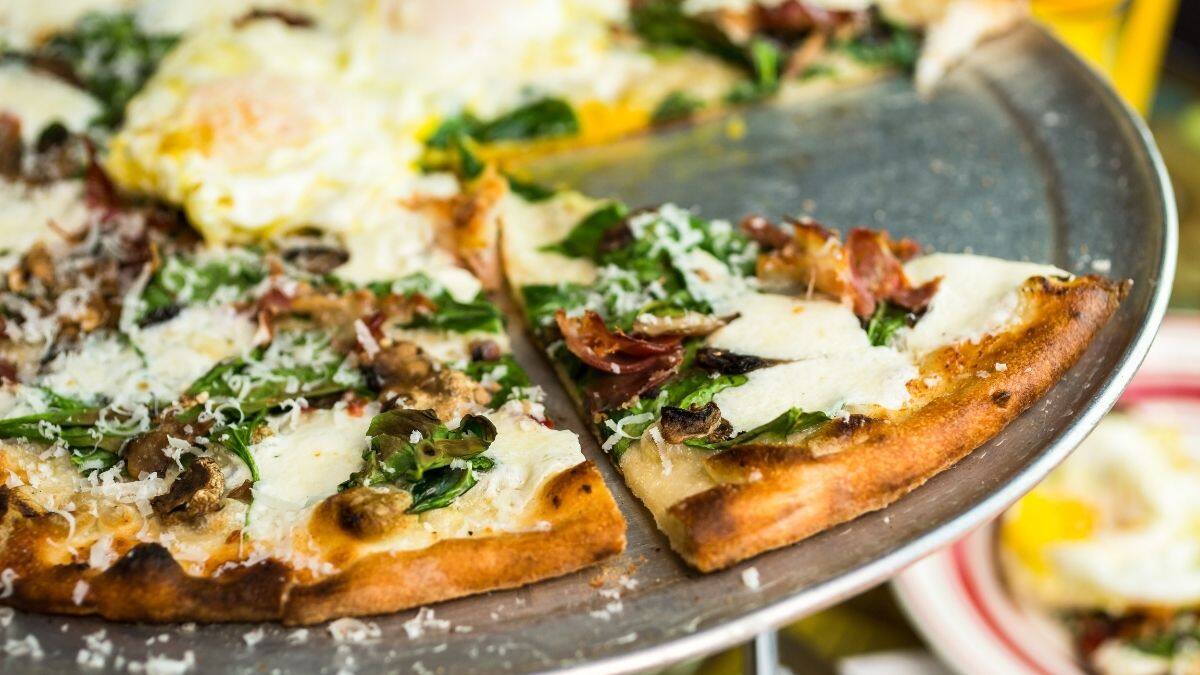 Pizza aux œufs et champignons en persillade