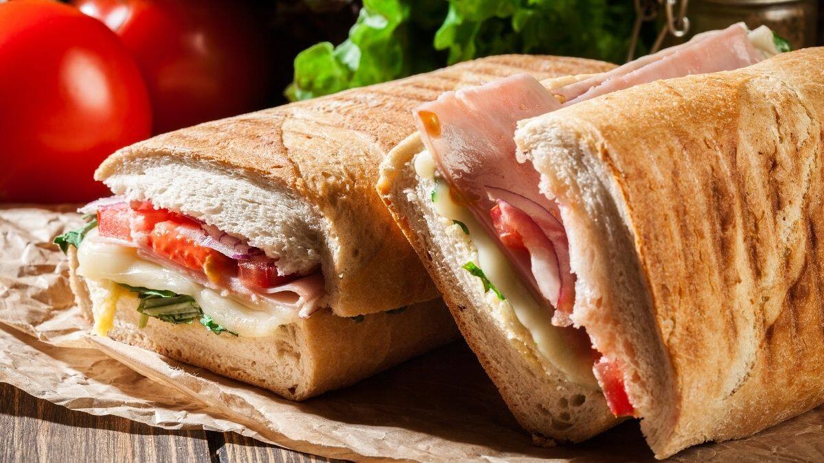 Panini au prosciutto, pesto et pacanes,