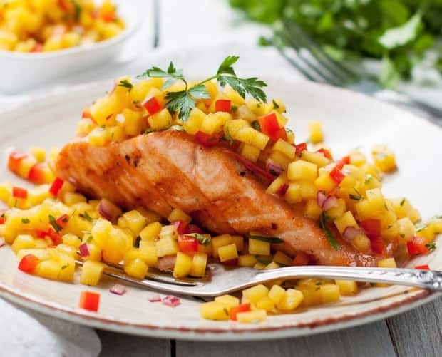 Image principale de l'article RECETTE: Saumon cajun, salsa mangue et fraises