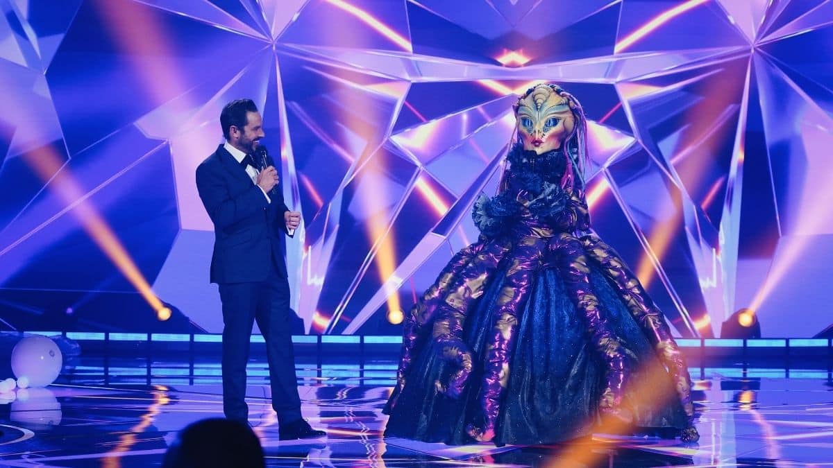 CHANTEURS MASQUÉS: La reine de l'espace démasquée