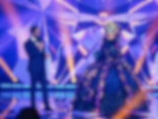 CHANTEURS MASQUÉS: La reine de l'espace démasquée