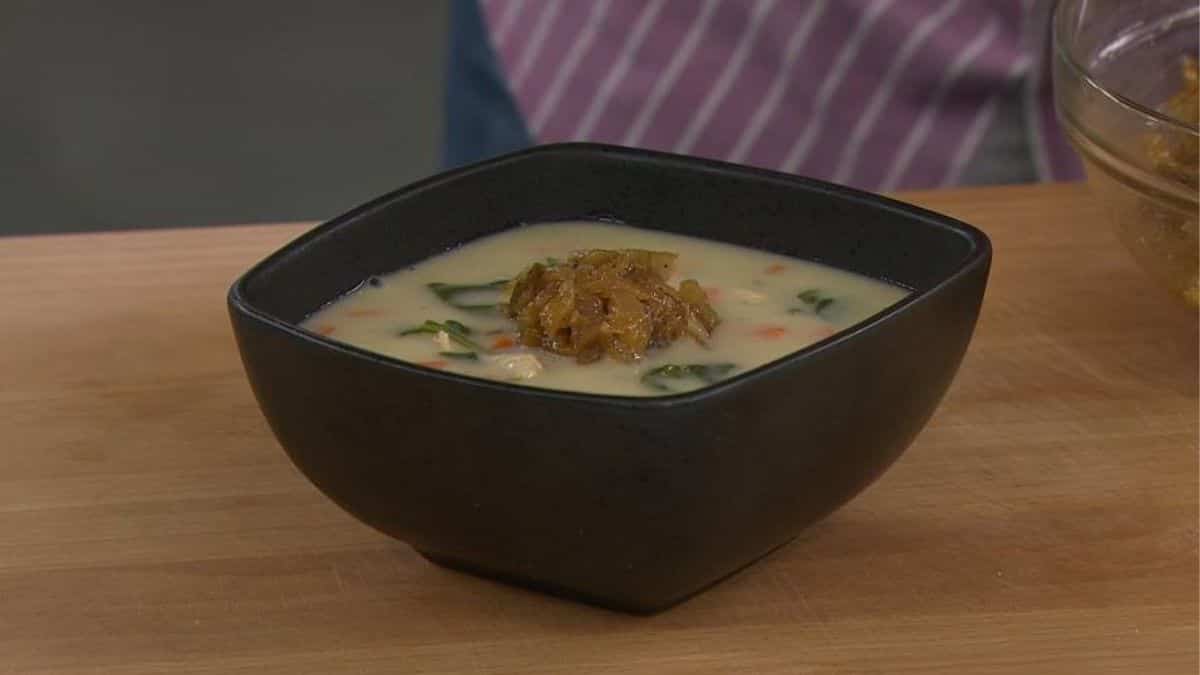 RECETTE: Soupe poulet, oignons caramélisés et orzo