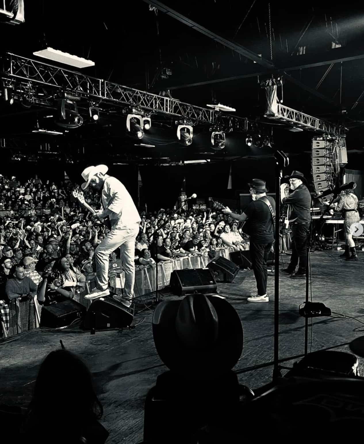 Jean-Fran&ccedil;ois Pauz&eacute; souligne le premier anniversaire de l&rsquo;ultime spectacle des Cowboys Fringants