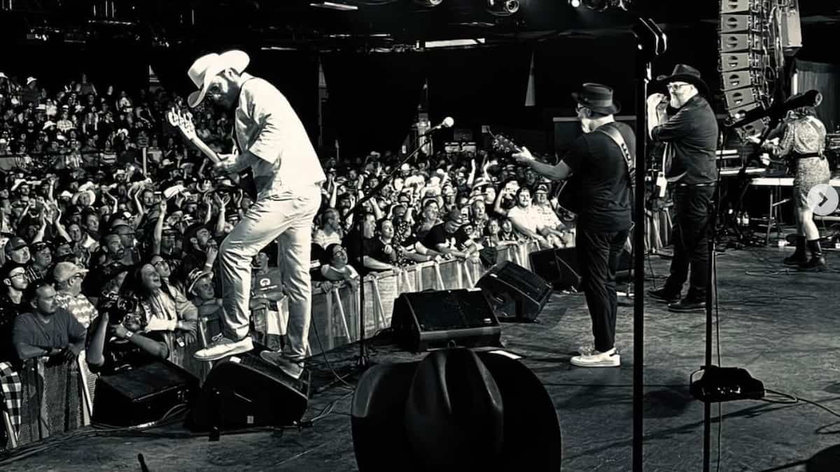 Jean-François Pauzé souligne le premier anniversaire de l’ultime spectacle des Cowboys Fringants