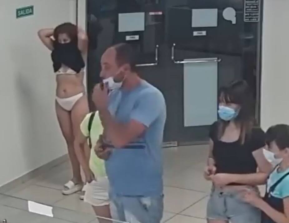 Image principale de l'article Elle oublie son masque et se déshabille