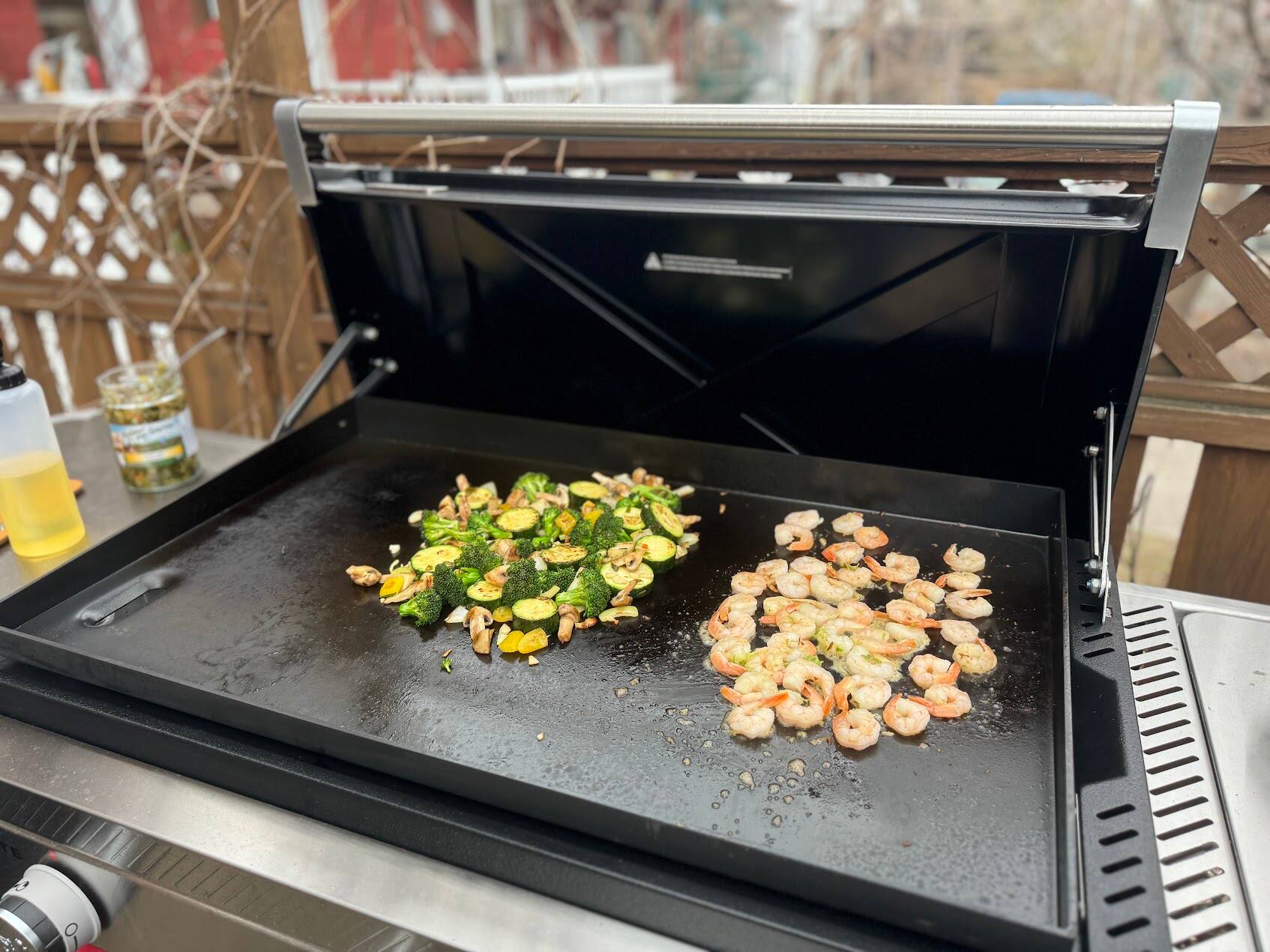 Contrairement à un gril, ces petites crevettes au beurre à la fleur d’ail ne risquent pas de tomber au fond du barbecue.