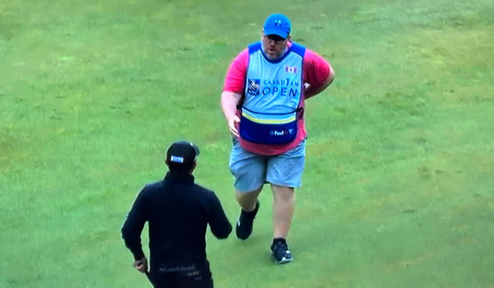 [À VOIR] Un spectateur s’empare du sac d’un golfeur à l’Omnium canadien