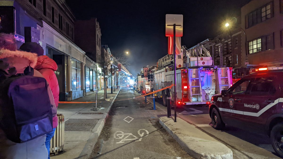 Un incendie fait rage dans un immeuble du Plateau-Mont-Royal