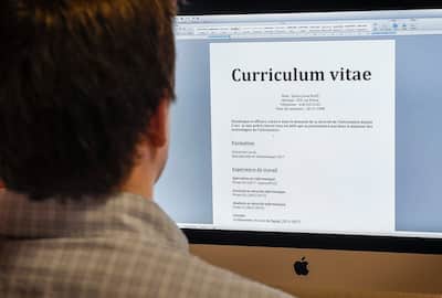 Currículum vitae en poder de un reclutador.