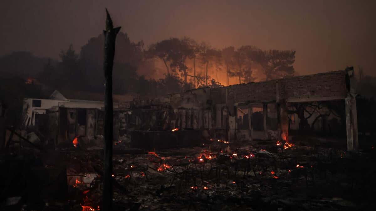 Feux de forêt en France: plus de 7000 hectares brûlés