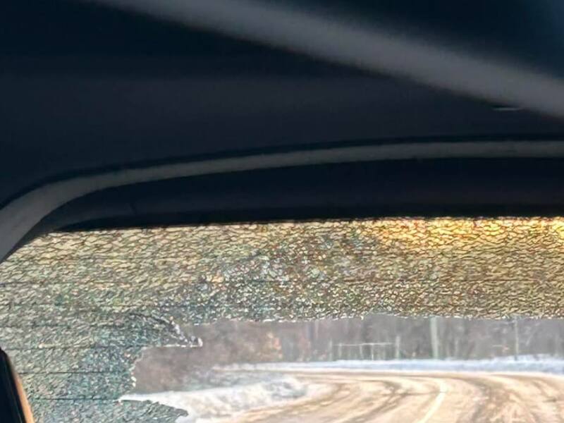  « Je pensais quon mavait tirée dessus !»: des vitres arrière de voiture explosent soudainement