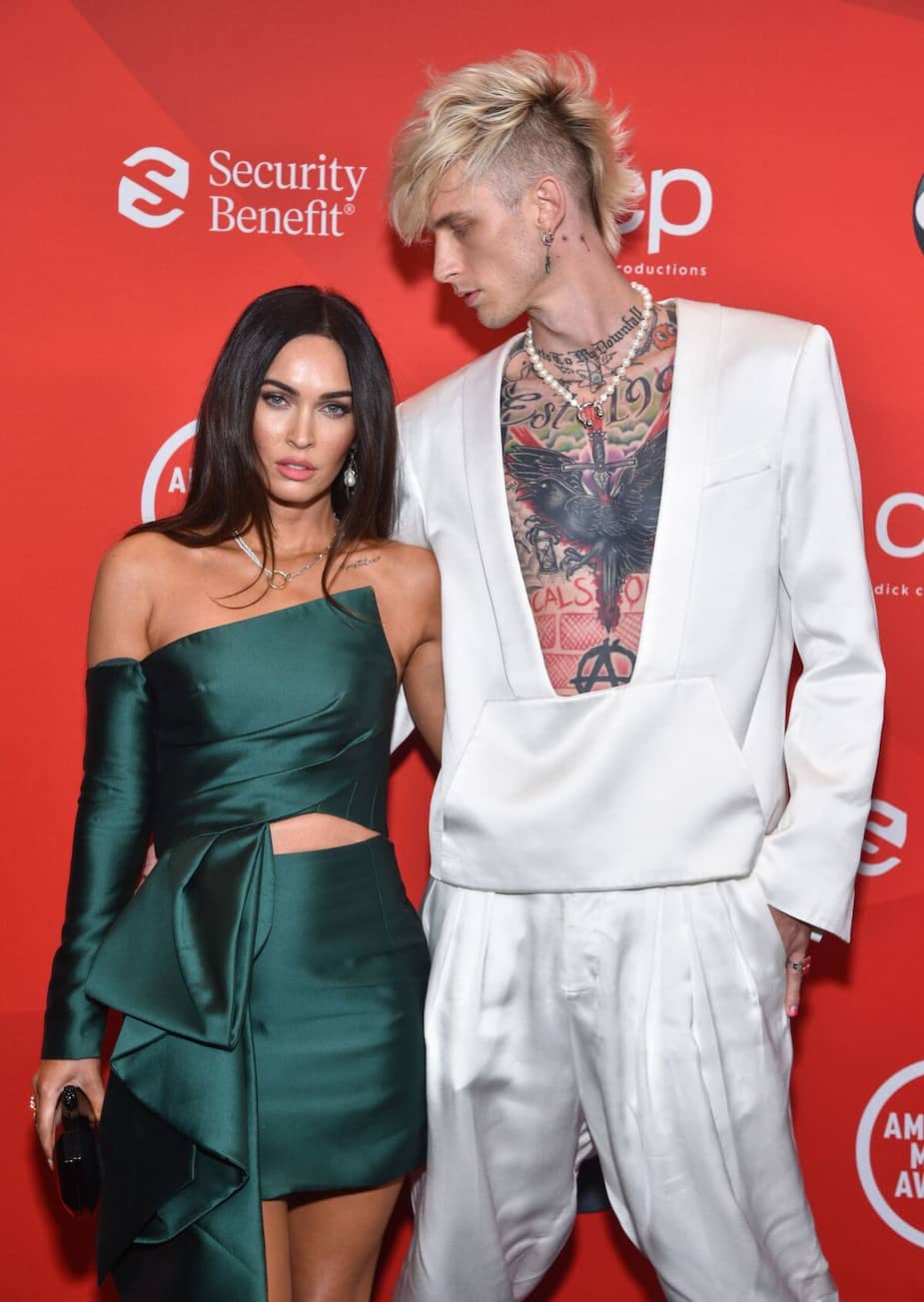 Image principale de l'article MGK porte le sang de Megan Fox autour de son cou
