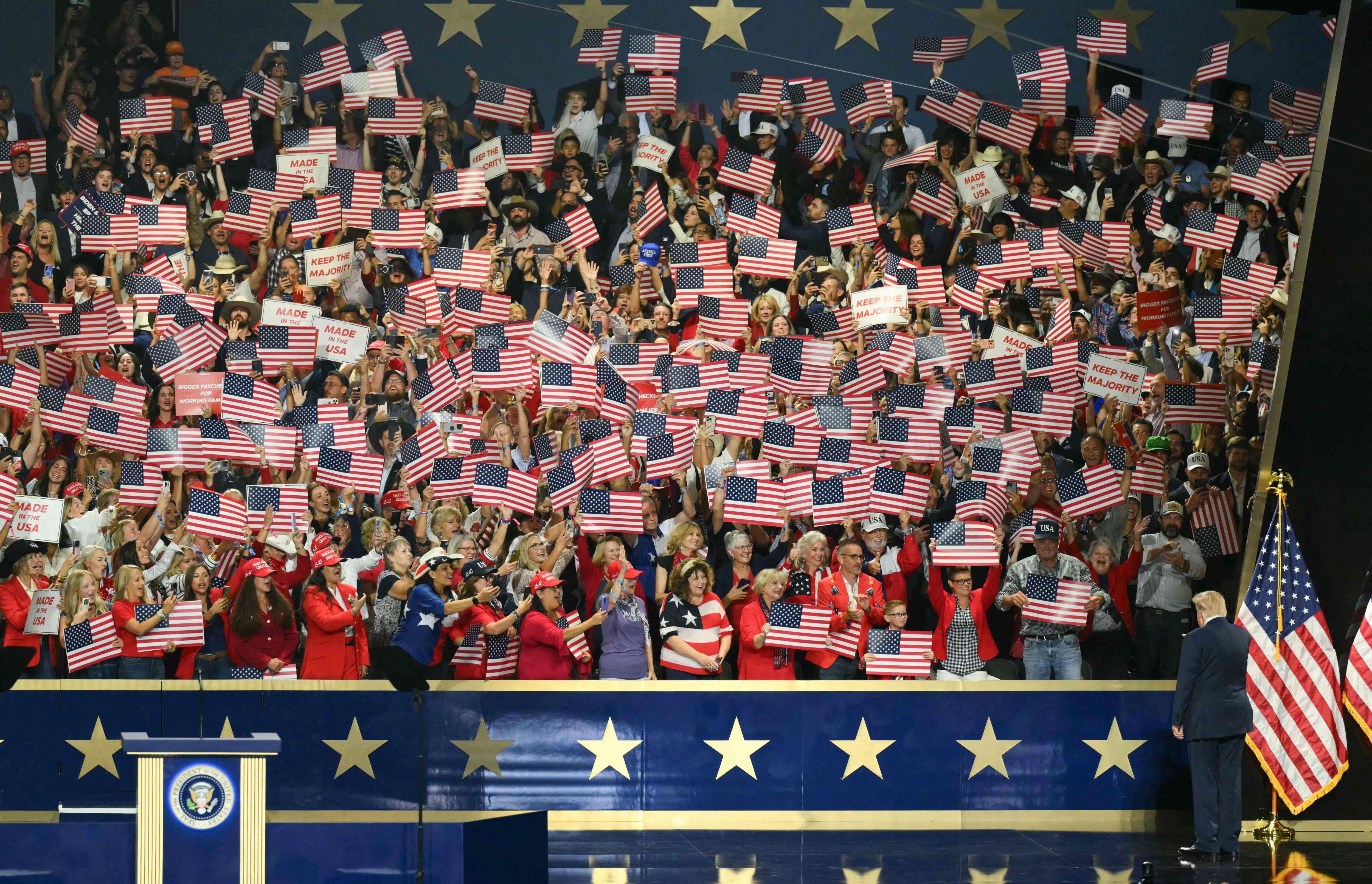 Les participants acclament le président américain Donald Trump à son arrivée pour prendre la parole lors de la Convention républicaine de mi-mandat à l'American Airlines Center de Dallas, au Texas, le 9 septembre 2026.