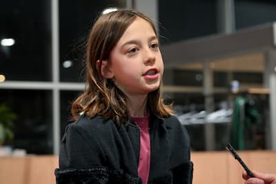 La giovane Justine B Simard est bien à l'aise en entrevue.