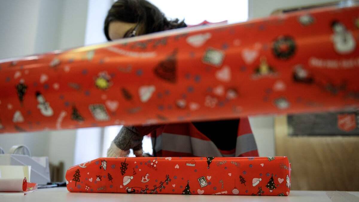 Christmas Spirit: A fight breaks out over gift wrap rolls at a grocery store