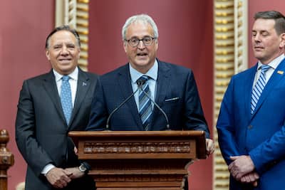 El diputado de Abitibiest Pierre Dufour durante su juramento junto a François Legault, en octubre de 2022