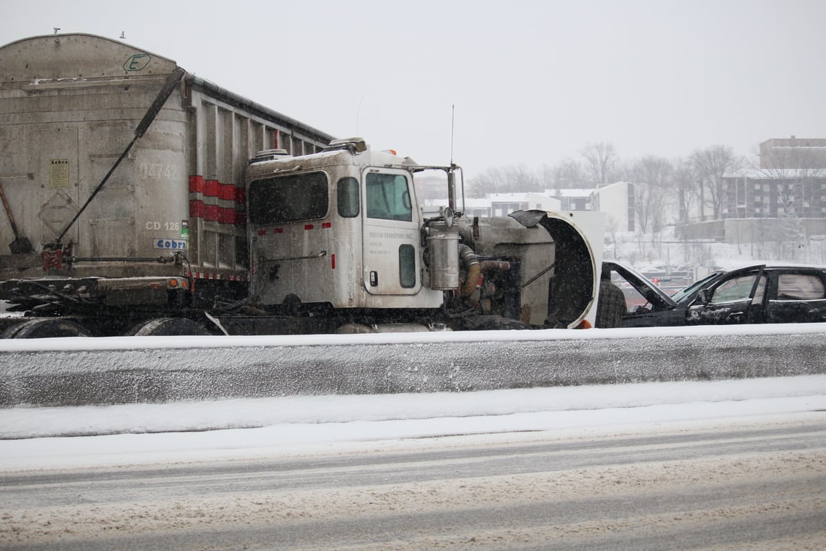Robert-Bourassa: une collision entra&icirc;ne la fermeture de l&rsquo;autoroute en direction nord