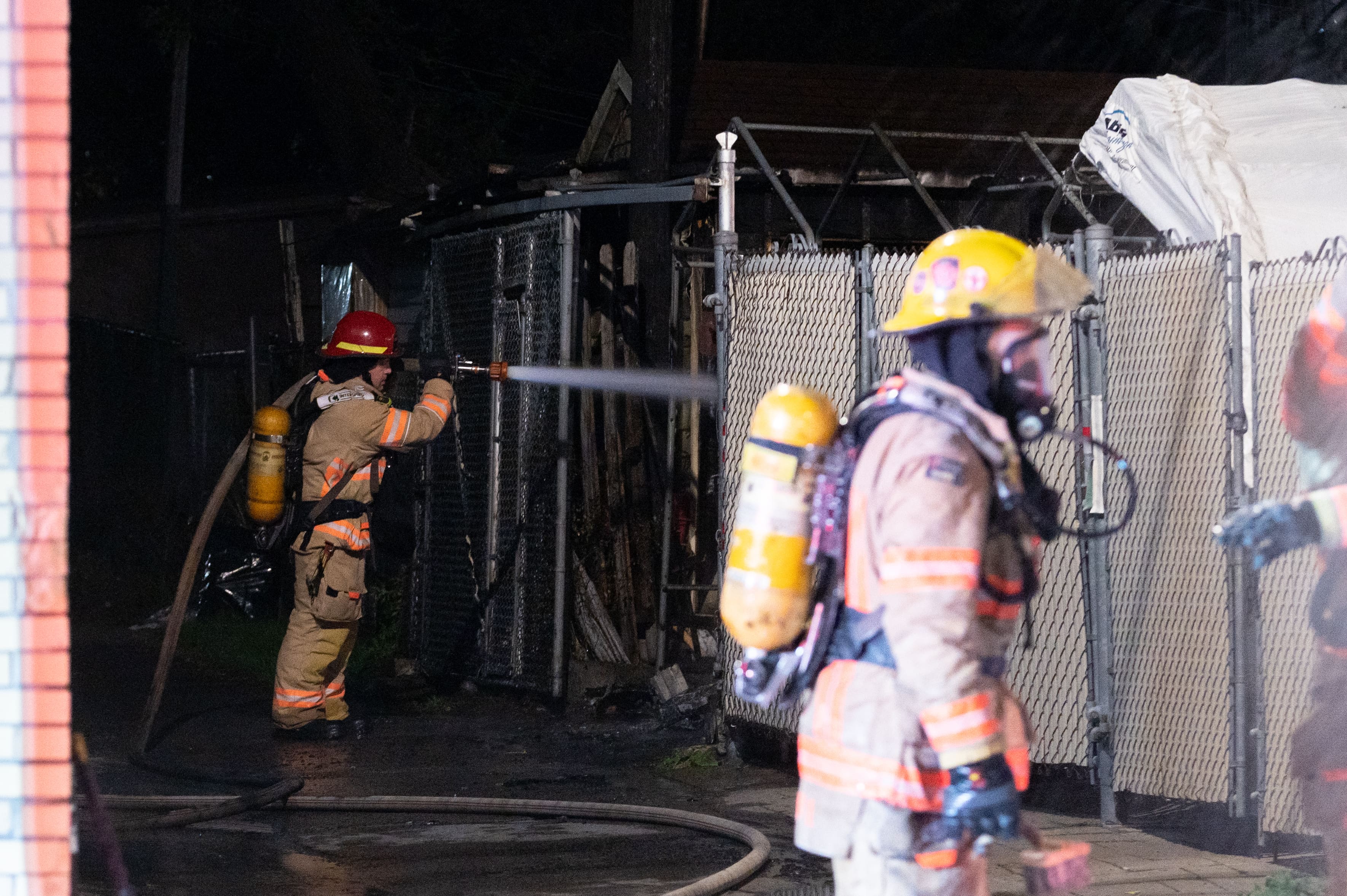 Un incendie suspect détruit un véhicule dans une ruelle de Montréal