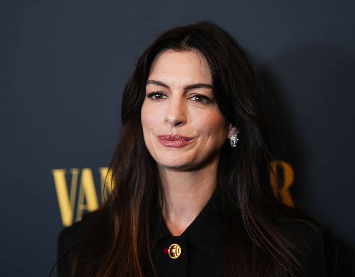 Anne Hathaway méconnaissable sur le tapis rouge