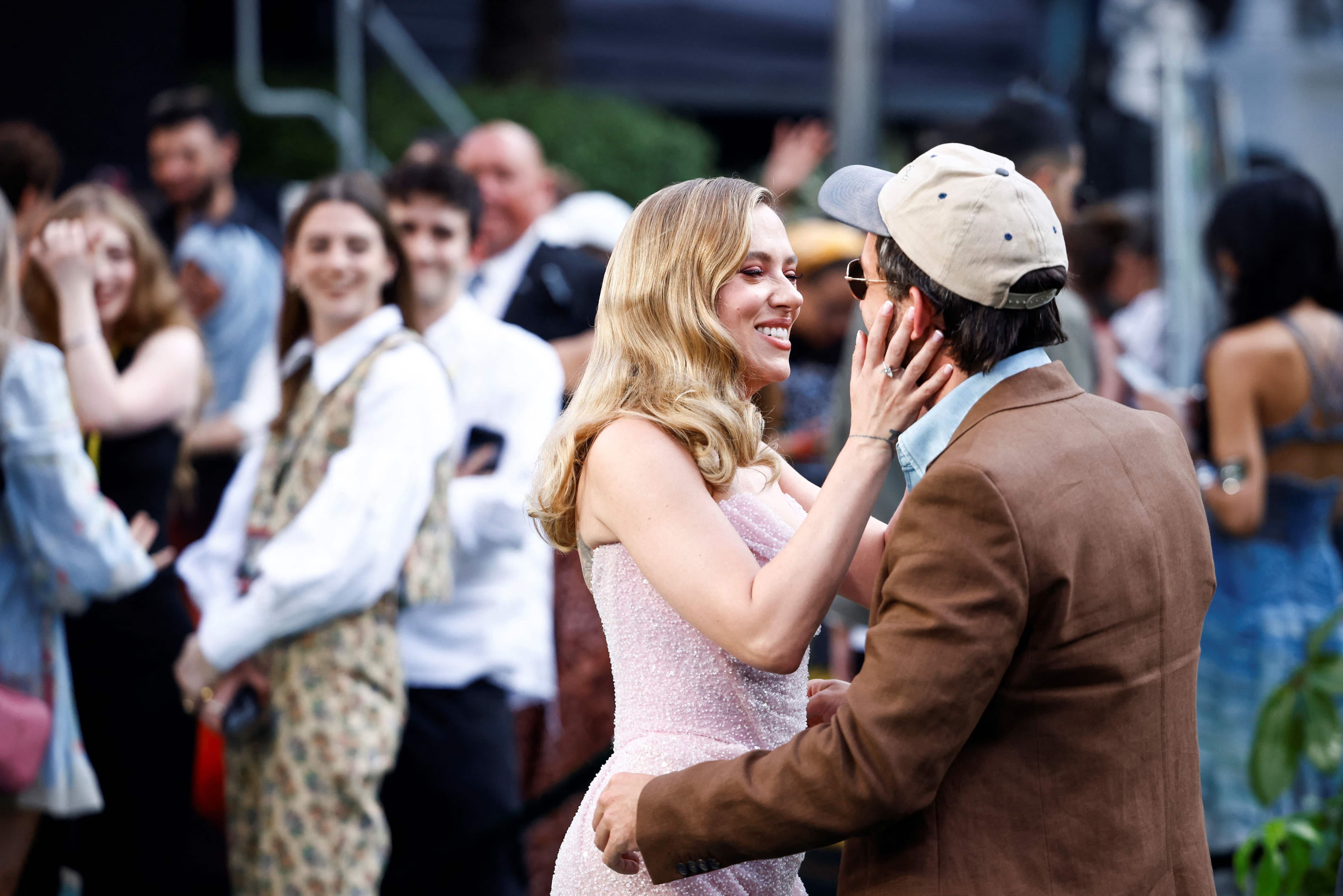 Elle embrasse un autre homme... Devant son mari