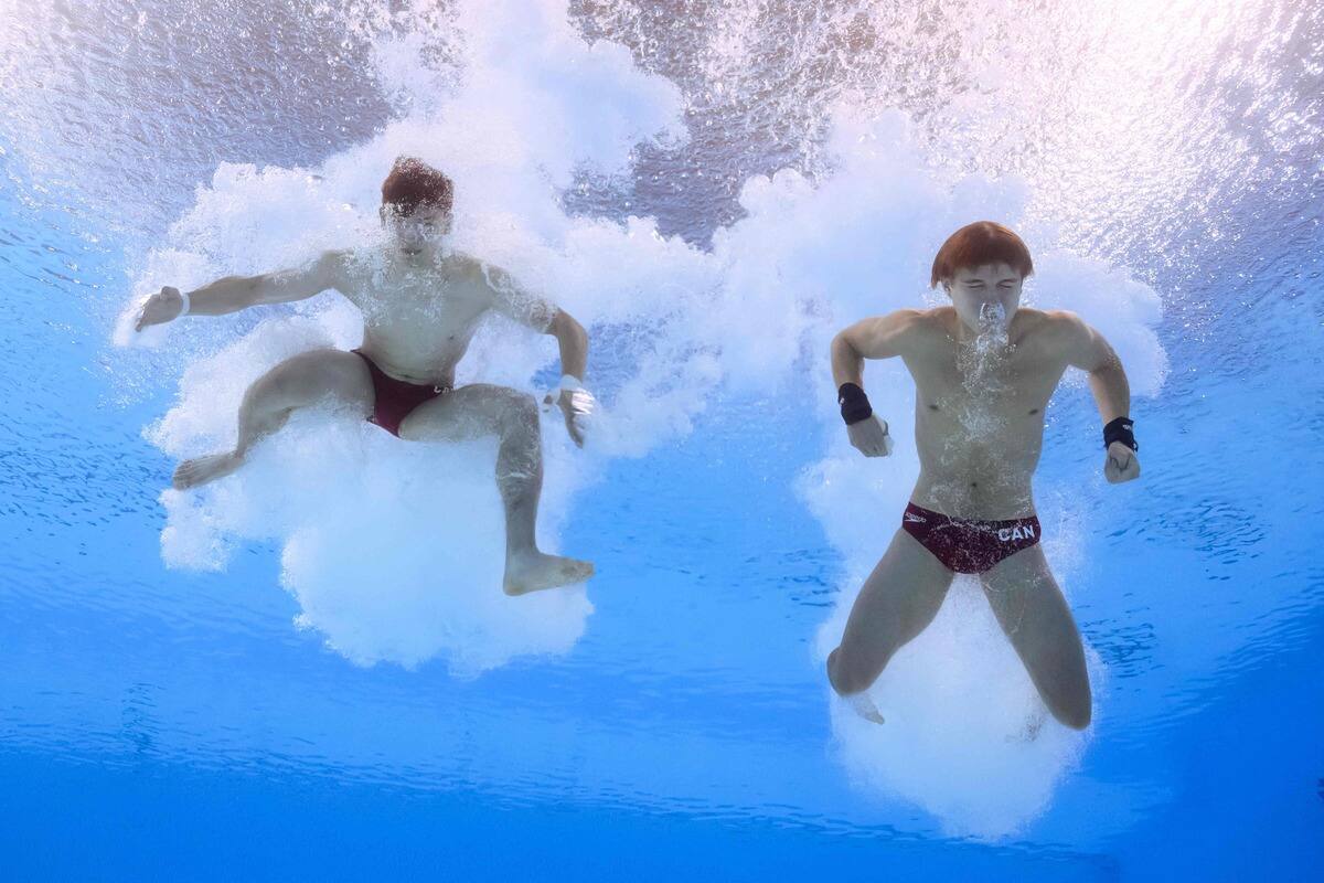 Rylan Wiens y Nathan Zsombor-Murray (derecha) se comen su medalla de bronce en la prueba sincronizada de 10 metros el lunes en los Juegos Olímpicos de París.