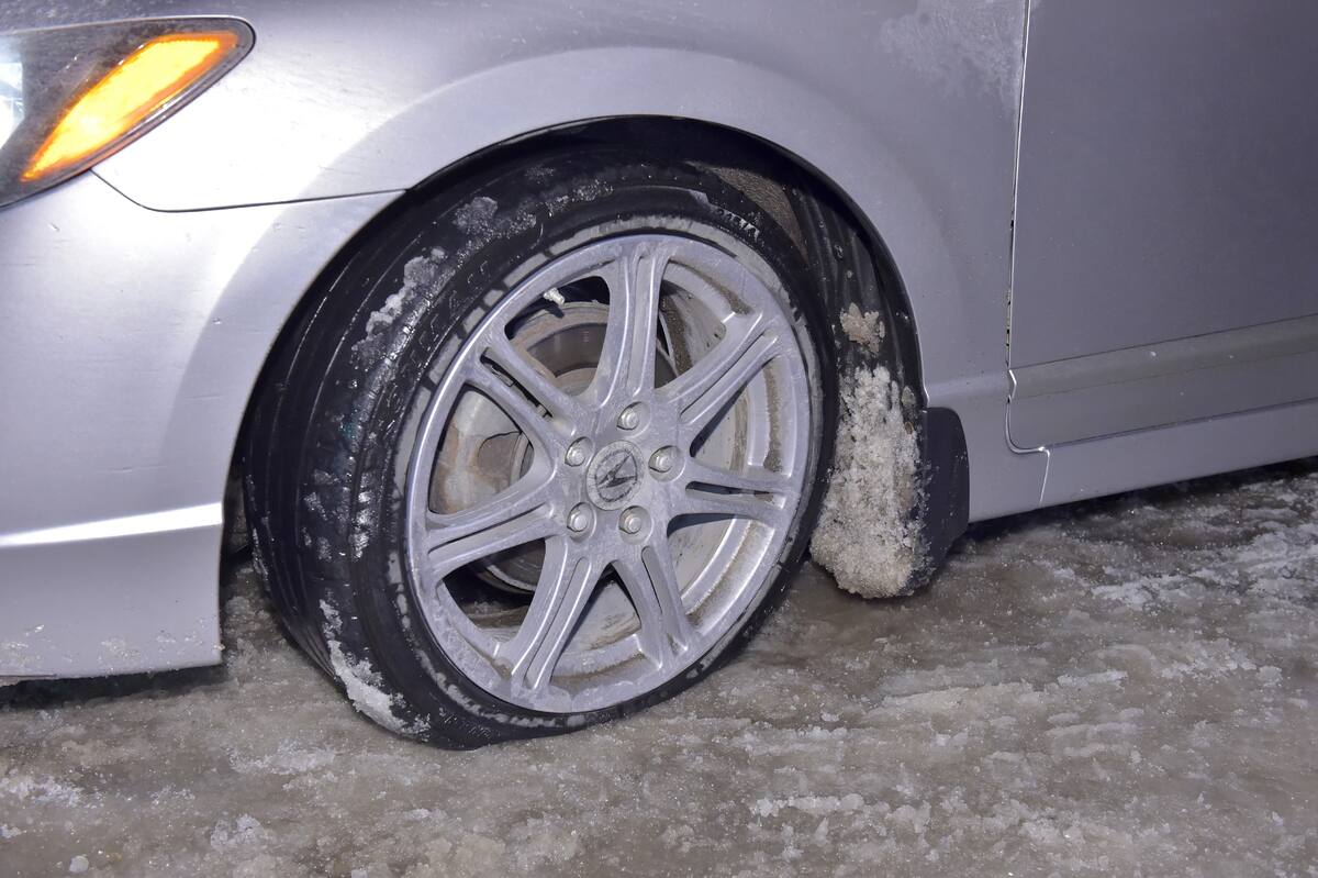Pneus crevés et vitres cassées: des dizaines de véhicules vandalisés à ...