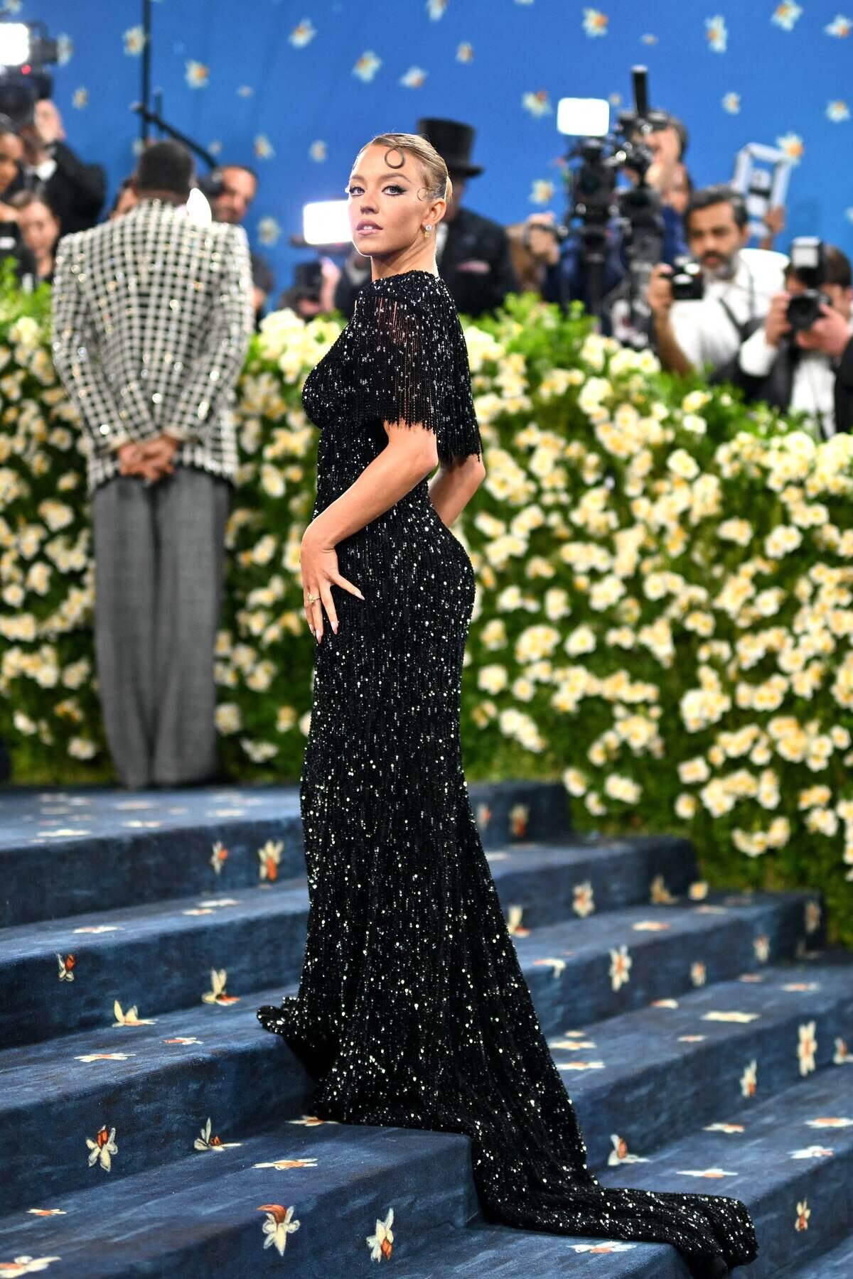 Sydney Sweeney défile avec une robe «boob-window»