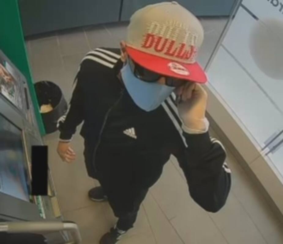 Un groupe de criminels sans scrupule se font passer pour des policiers du SPVM pour frauder des aînés de plus de 75 ans à Montréal. La police a diffusé vendredi des images des suspects, tirées de caméras de surveillance, dans l’espoir que quelqu’un, quelque part, les reconnaisse.
PHOTO FOURNIE PAR LE SPVM