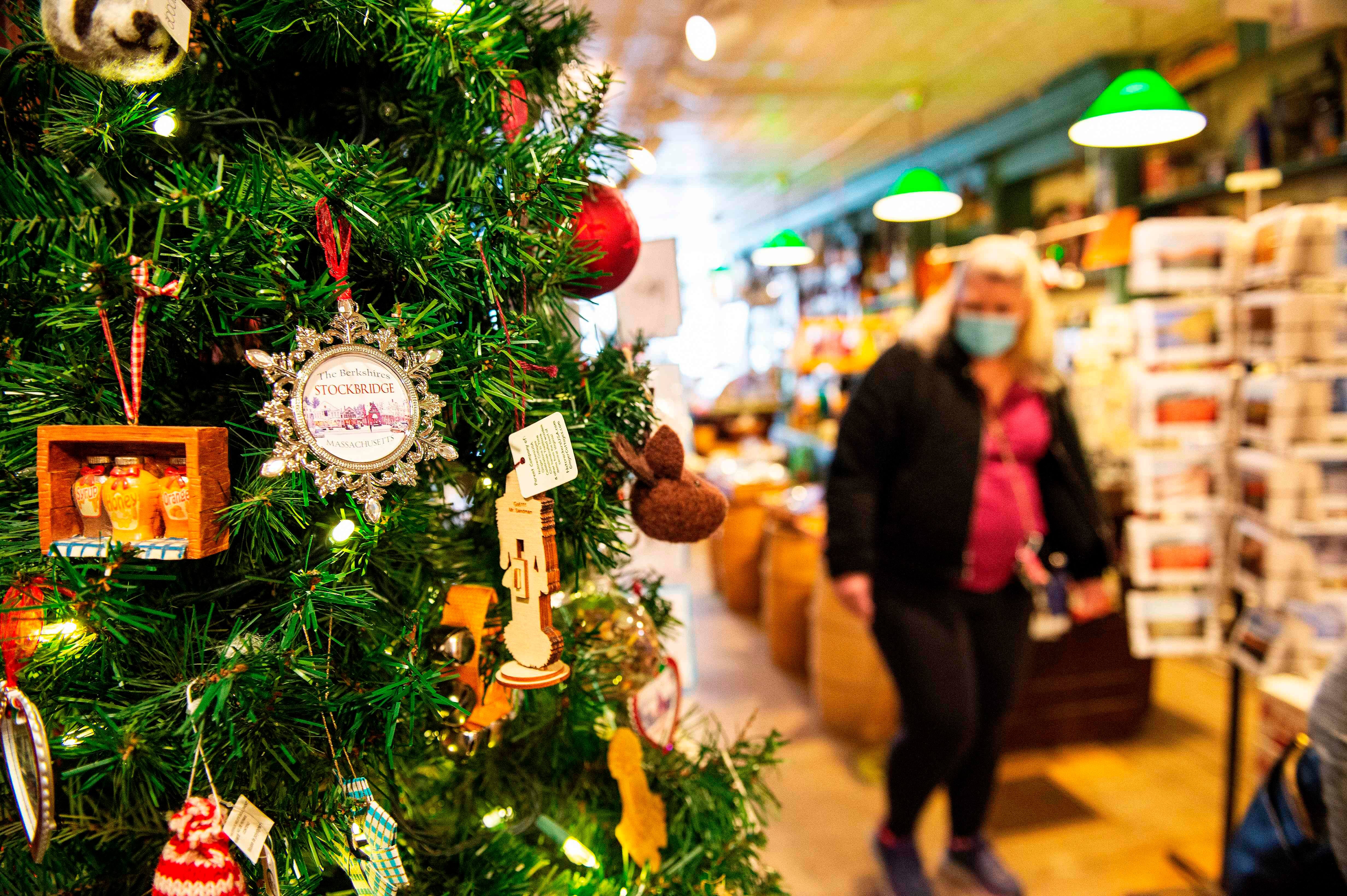 Avant No&euml;l, les commer&ccedil;ants se d&eacute;m&egrave;nent pour garnir les rayons