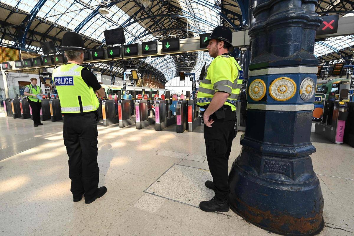 Il se rend parce qu'il est tanné de ses colocs