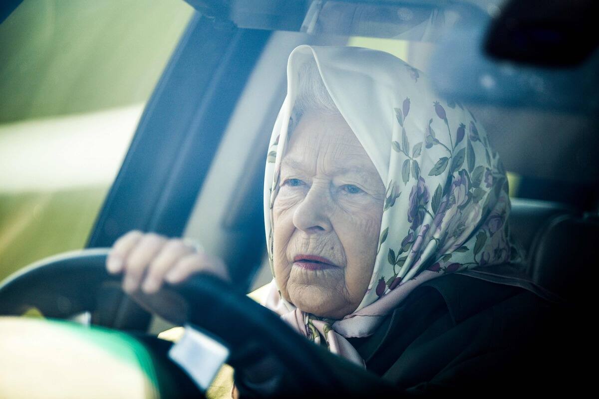 La reine Elizabeth II aper&ccedil;ue au volant d&rsquo;une voiture, des images rassurant sur son &eacute;tat de sant&eacute;