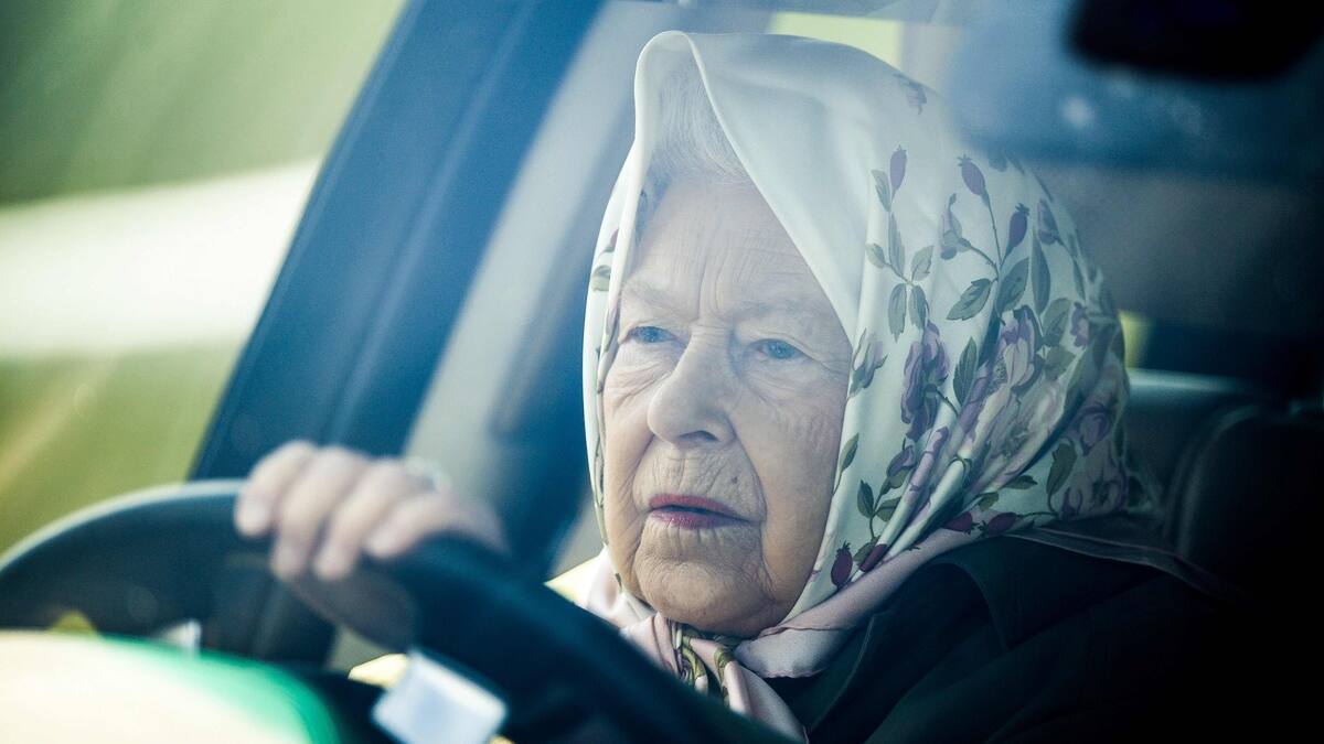 La reine Elizabeth II aperçue au volant d’une voiture, des images rassurant sur son état de santé