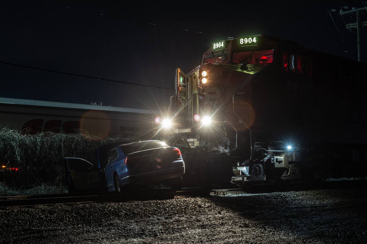 [PHOTOS] Montr&eacute;al: indemne apr&egrave;s avoir &eacute;t&eacute; percut&eacute; avec son v&eacute;hicule par un train