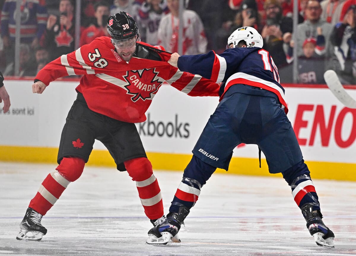 Brandon Hagel e Matthew Tkachuk foram os gants da estreia da partida entre o Canadá e os Estados-Unidos, no mesmo dia 15 de fevereiro no Centre Bell, no quadro do Confronto de 4 nações.