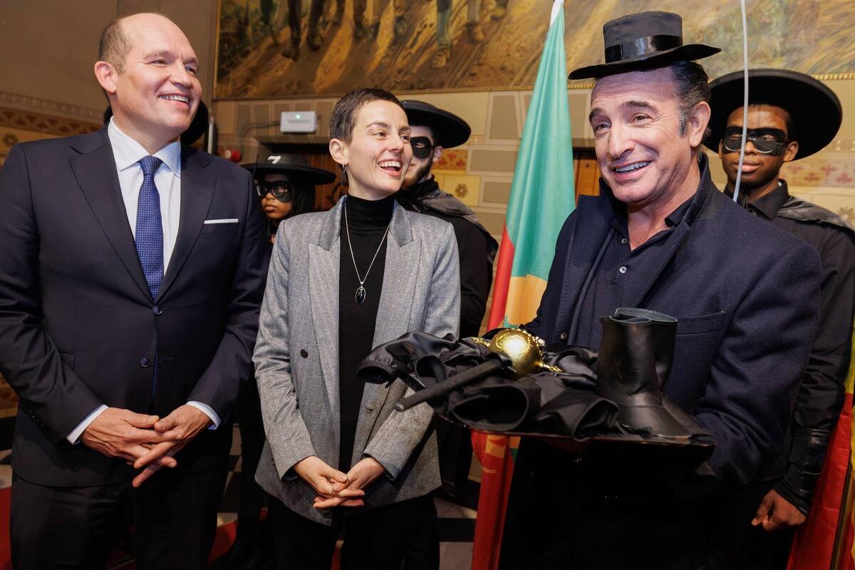 [EN PHOTOS]  Manneken-Pis disfrazado de Zorro para la entrega de una medalla al actor Jean Dujardin 