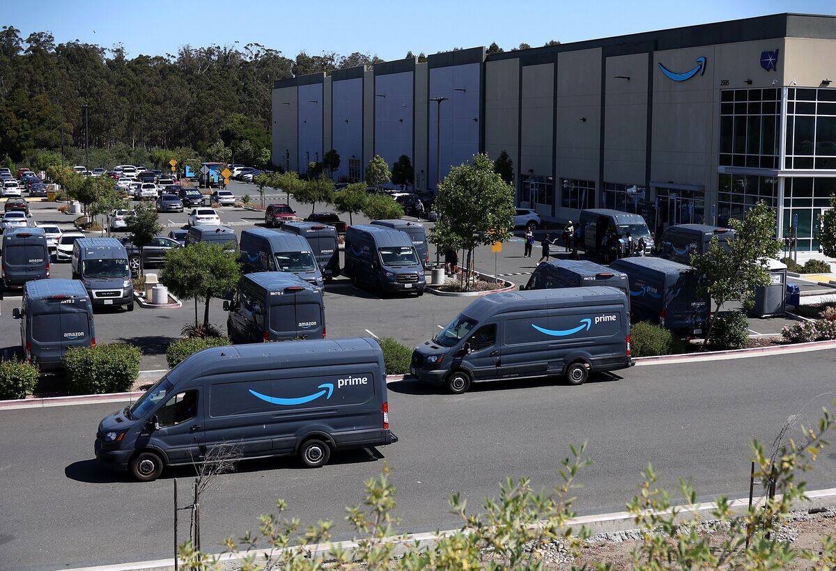 Un chauffeur d&rsquo;Amazon roule &agrave; toute vitesse sur un trottoir