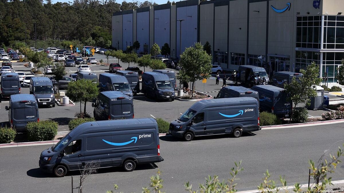 Un chauffeur d’Amazon roule à toute vitesse sur un trottoir