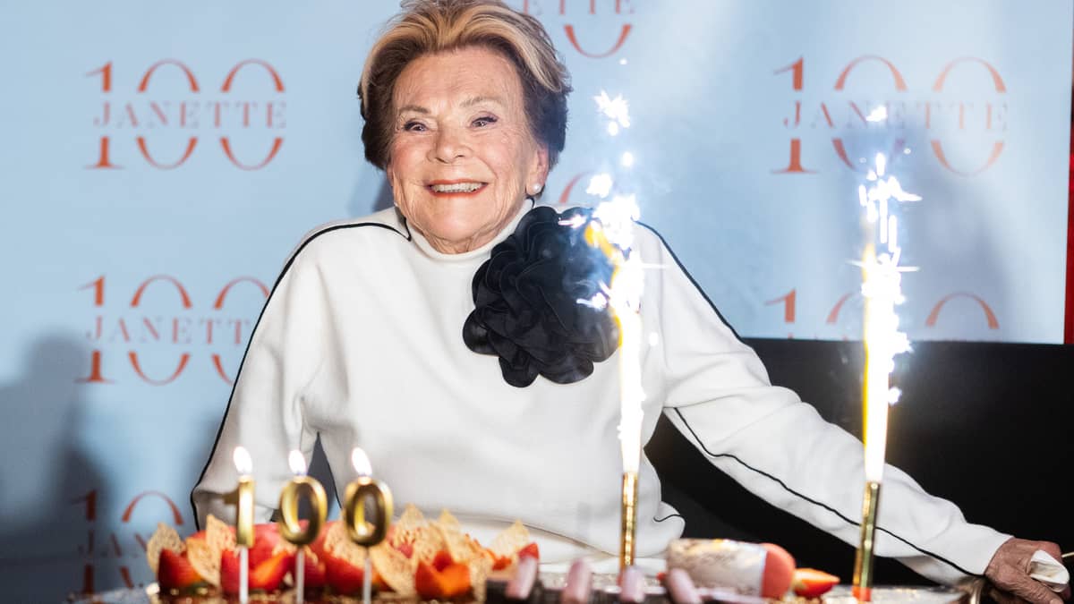 La centenaire Janette Bertrand souffle les bougies de son gâteau d’anniversaire