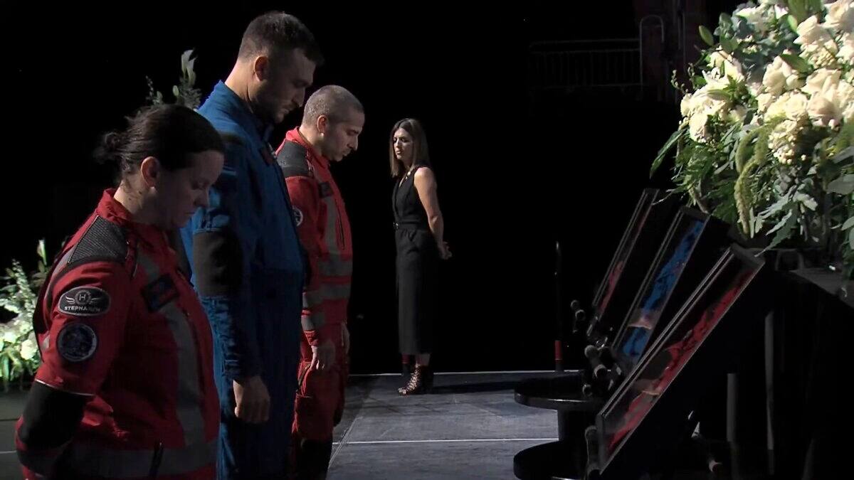 Amigos y colegas de los tres rescatistas que murieron durante un accidente de helicóptero en la costa norte les rindieron un último tributo.