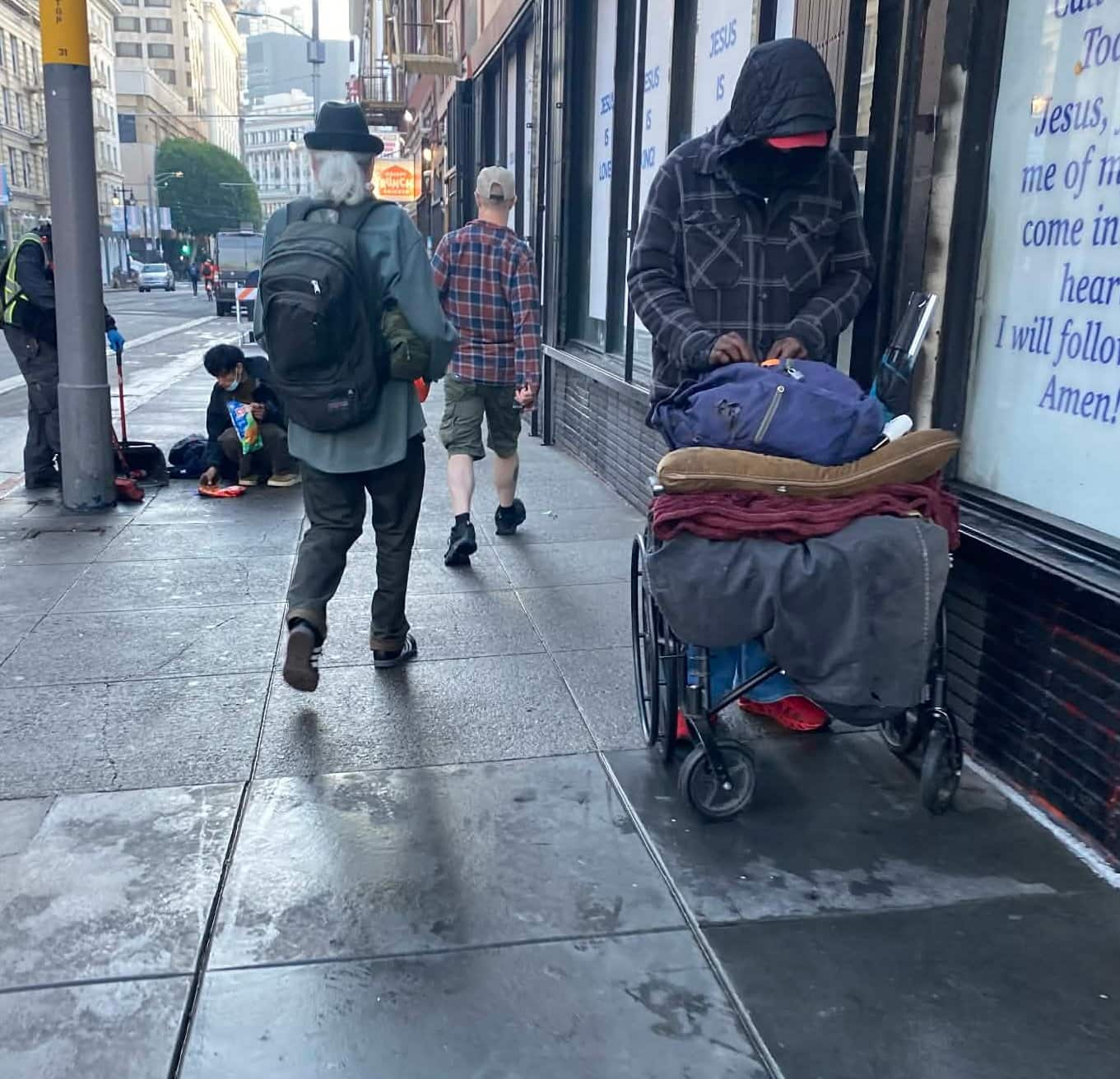 Les problèmes d'itinérance sont frappants au cœur du quartier le plus touché par la pauvreté, em San Francisco. No plano final, no aperçoit de plus beaux quartiers.