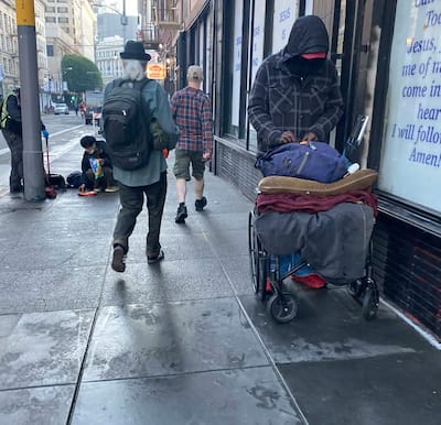 Les problèmes d'itinérance sont frappants au cœur du quartier le plus touché par la pauvreté, em San Francisco. No plano final, no aperçoit de plus beaux quartiers.