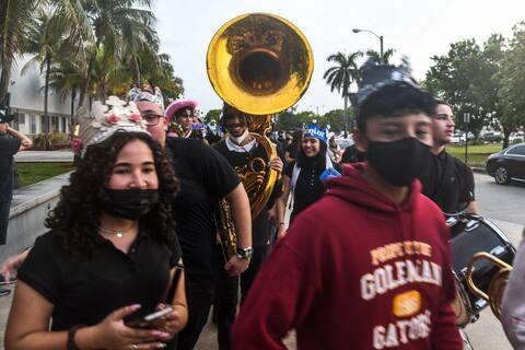 Regreso a clases en Miami bajo el estandarte de la guerra de las máscaras