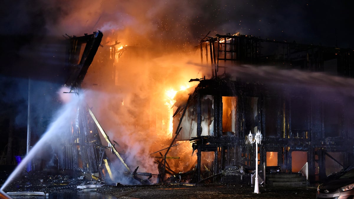 EN IMAGES | Un immeuble à logements est la proie des flammes à Saint-Amable
