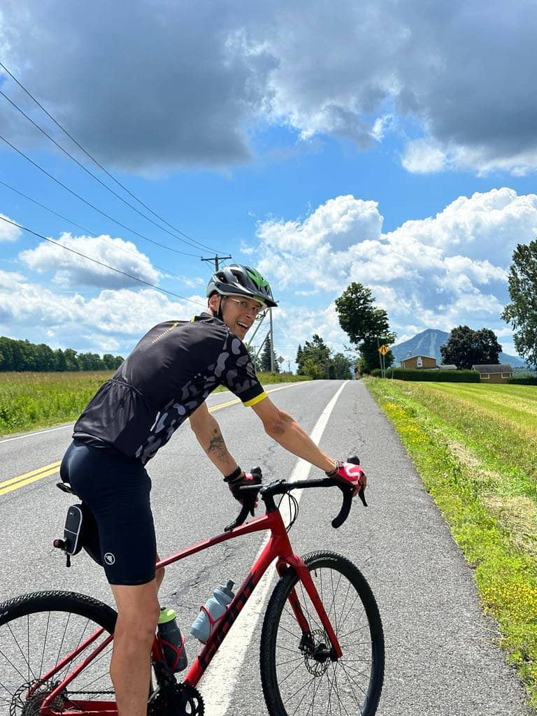 200 km et 4 montagnes à la mémoire de sa mère décédée du cancer: le défi qui garde Julien Chéhata-Foubert bien en vie