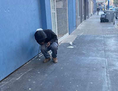 Quelques pas nas rues du Tenderloin nos amènent à croiser frequemment des gens en train de consommer ouvertement différentes drogues.