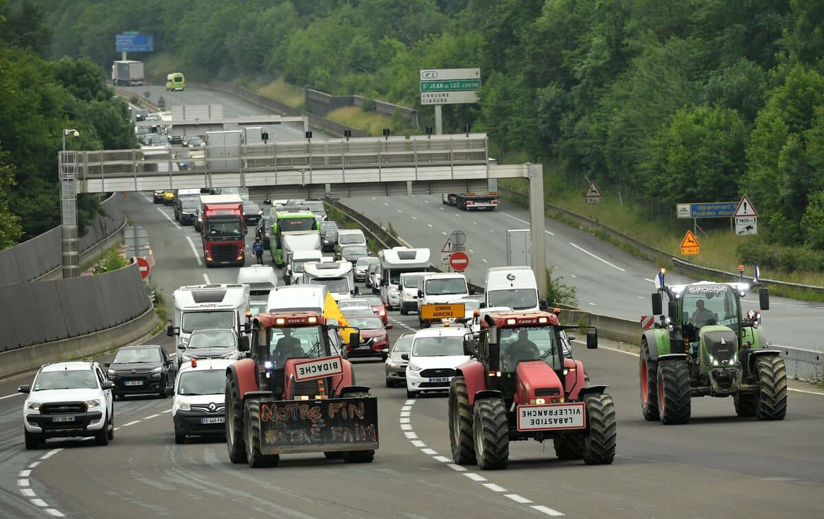 Les agriculteurs espagnols et fran&ccedil;ais bloquent la fronti&egrave;re pour &laquo;peser&raquo; sur les europ&eacute;ennes