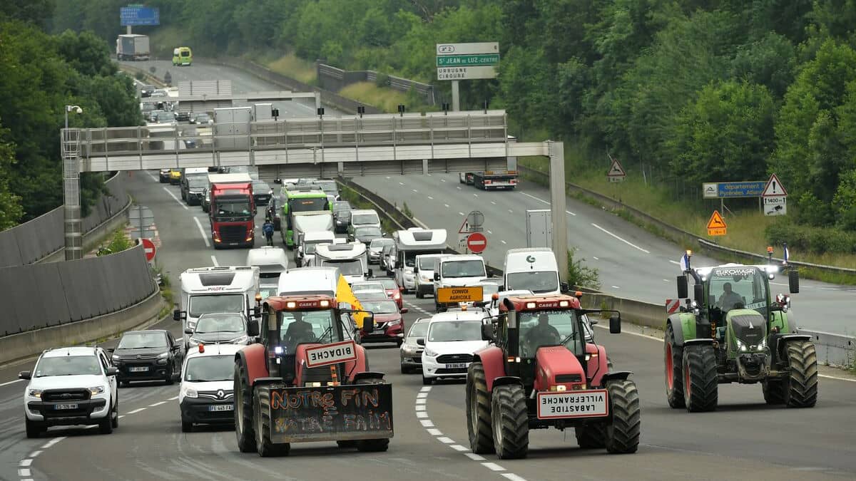 Les agriculteurs espagnols et français bloquent la frontière pour «peser» sur les européennes